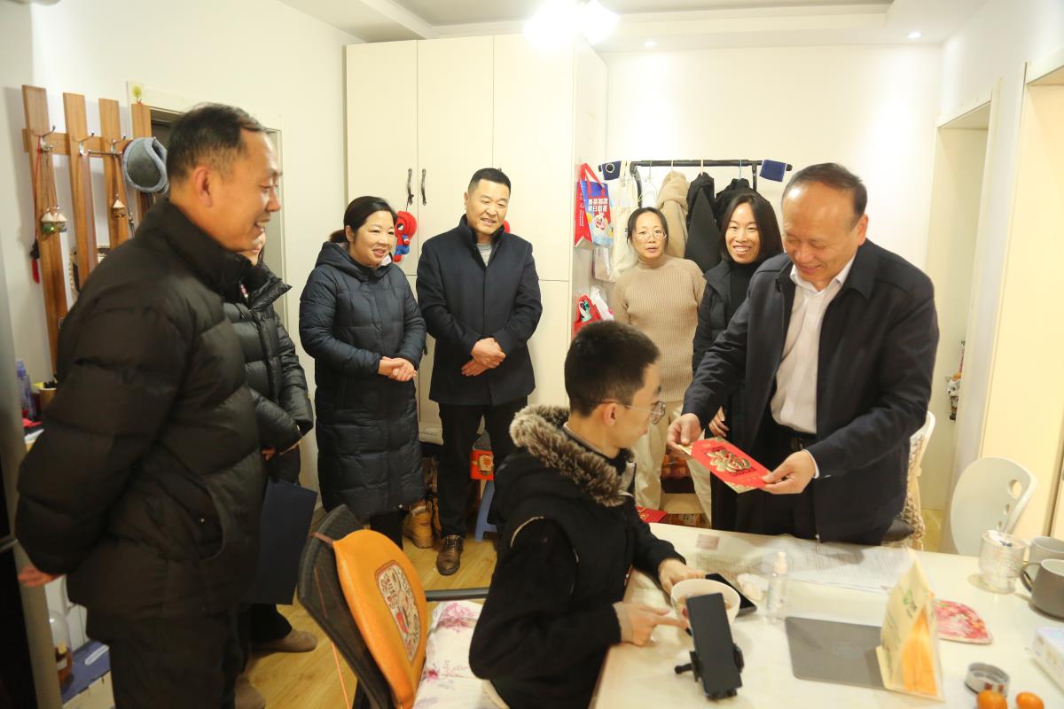 集團(tuán)紀(jì)委書記張興林開(kāi)展送溫暖